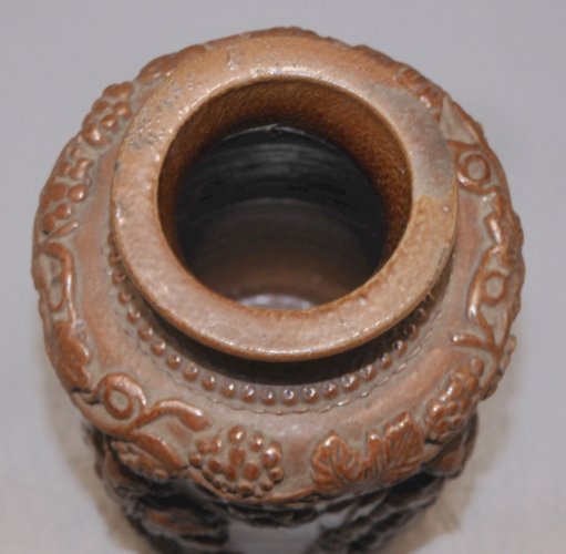 -ANCIEN POT A TABAC GRES de BEAUVAISIS PERSONNAGES en APPLIQUE FUMEUR VITRINE D