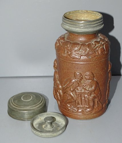 -ANCIEN POT A TABAC GRES de BEAUVAISIS PERSONNAGES en APPLIQUE FUMEUR VITRINE D