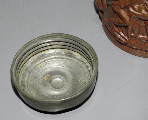 -ANCIEN POT A TABAC GRES de BEAUVAISIS PERSONNAGES en APPLIQUE FUMEUR VITRINE D