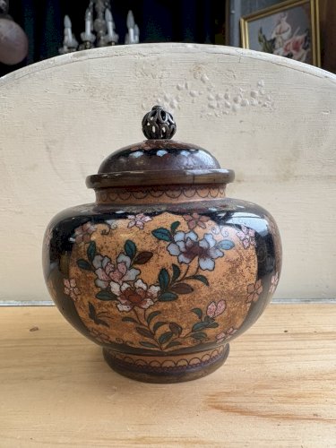 Ancien pot cloisonné chinois émaillé, décor floral, couvercle ajouré, vers 1930