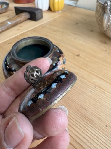 Ancien pot cloisonné chinois émaillé, décor floral, couvercle ajouré, vers 1930