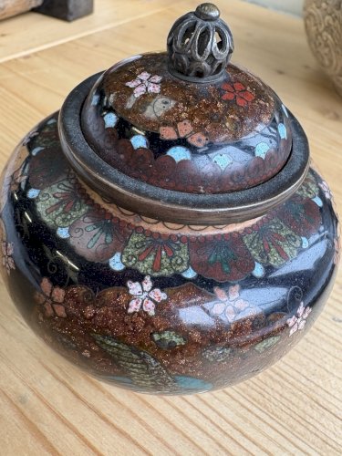 Ancien pot cloisonné chinois émaillé, décor floral, couvercle ajouré, vers 1930