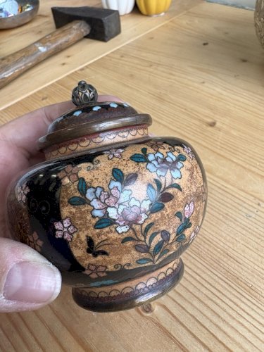 Ancien pot cloisonné chinois émaillé, décor floral, couvercle ajouré, vers 1930