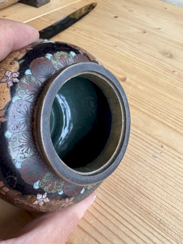 Ancien pot cloisonné chinois émaillé, décor floral, couvercle ajouré, vers 1930