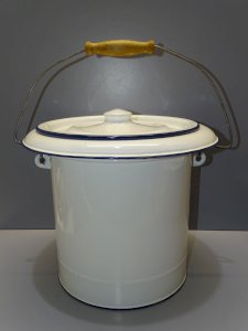 - ANCIEN POT de CHAMBRE Tôle émaillée BLANC Bord bleu PETITES USURES déco   D