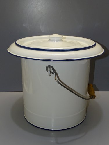 - ANCIEN POT de CHAMBRE Tôle émaillée BLANC Bord bleu PETITES USURES déco   D