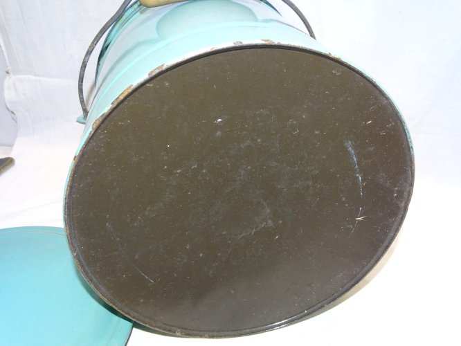 -ANCIEN POT DE CHAMBRE TOLE EMAILLEE de COULEUR VERTE DECO CHAMBRE COLLECTION D