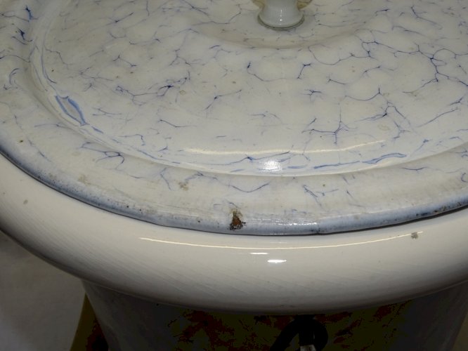 -ANCIEN POT de CHAMBRE TOLE EMAILLEE MARBREE INTERIEUR POT CERAMIQUE BLANCHE   D