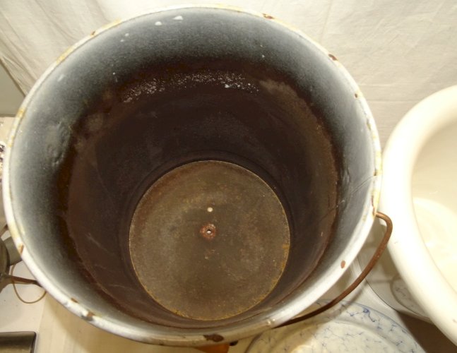 -ANCIEN POT de CHAMBRE TOLE EMAILLEE MARBREE INTERIEUR POT CERAMIQUE BLANCHE   D