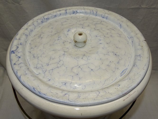 -ANCIEN POT de CHAMBRE TOLE EMAILLEE MARBREE INTERIEUR POT CERAMIQUE BLANCHE   D