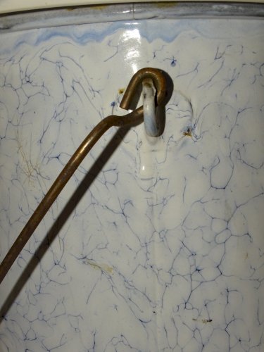 -ANCIEN POT de CHAMBRE TOLE EMAILLEE MARBREE INTERIEUR POT CERAMIQUE BLANCHE   D