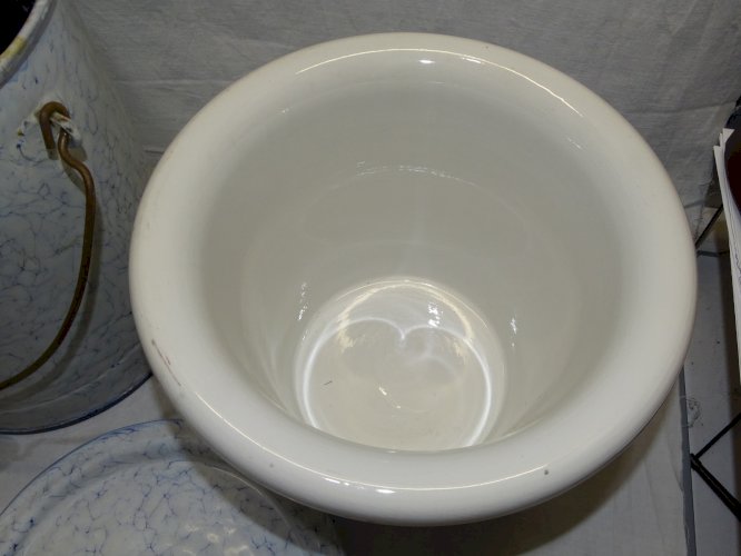 -ANCIEN POT de CHAMBRE TOLE EMAILLEE MARBREE INTERIEUR POT CERAMIQUE BLANCHE   D