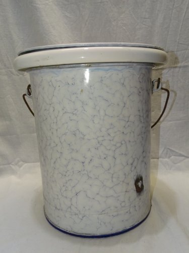-ANCIEN POT de CHAMBRE TOLE EMAILLEE MARBREE INTERIEUR POT CERAMIQUE BLANCHE   D