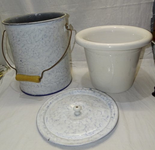 -ANCIEN POT de CHAMBRE TOLE EMAILLEE MARBREE INTERIEUR POT CERAMIQUE BLANCHE   D
