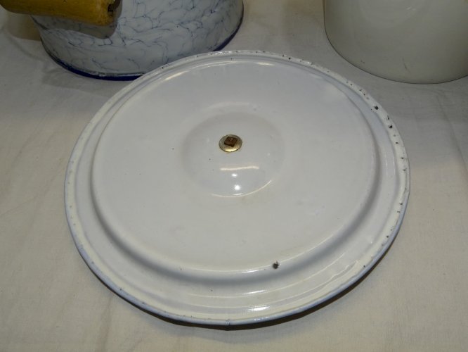 -ANCIEN POT de CHAMBRE TOLE EMAILLEE MARBREE INTERIEUR POT CERAMIQUE BLANCHE   D