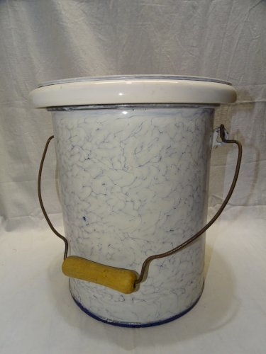 -ANCIEN POT de CHAMBRE TOLE EMAILLEE MARBREE INTERIEUR POT CERAMIQUE BLANCHE   D