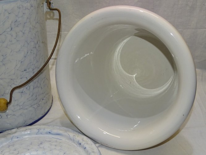 -ANCIEN POT de CHAMBRE TOLE EMAILLEE MARBREE INTERIEUR POT CERAMIQUE BLANCHE   D