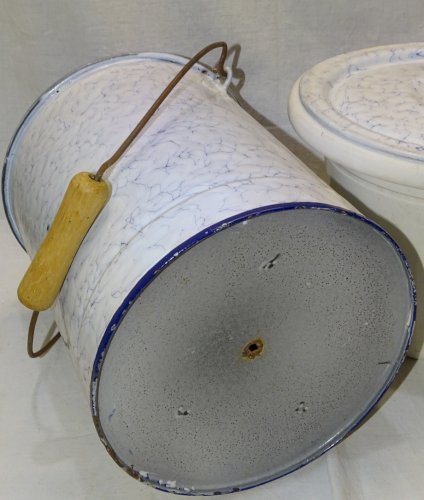 -ANCIEN POT de CHAMBRE TOLE EMAILLEE MARBREE INTERIEUR POT CERAMIQUE BLANCHE   D