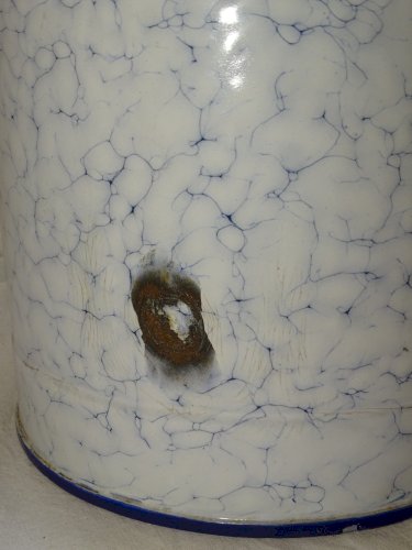 -ANCIEN POT de CHAMBRE TOLE EMAILLEE MARBREE INTERIEUR POT CERAMIQUE BLANCHE   D