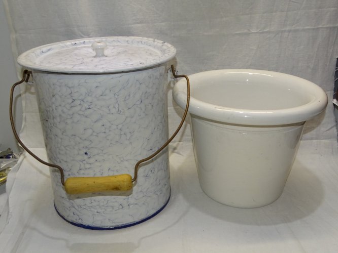 -ANCIEN POT de CHAMBRE TOLE EMAILLEE MARBREE INTERIEUR POT CERAMIQUE BLANCHE   D