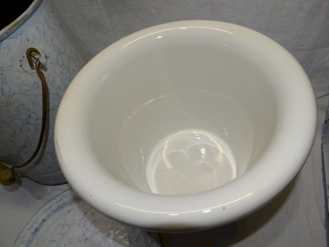 -ANCIEN POT de CHAMBRE TOLE EMAILLEE MARBREE INTERIEUR POT CERAMIQUE BLANCHE   D