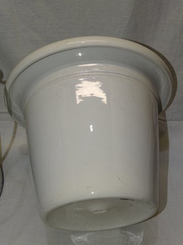 -ANCIEN POT de CHAMBRE TOLE EMAILLEE MARBREE INTERIEUR POT CERAMIQUE BLANCHE   D