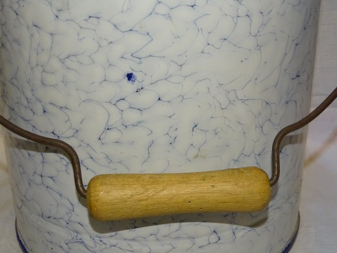 -ANCIEN POT de CHAMBRE TOLE EMAILLEE MARBREE INTERIEUR POT CERAMIQUE BLANCHE   D