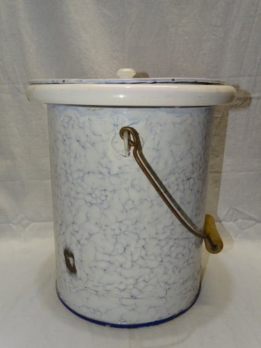 -ANCIEN POT de CHAMBRE TOLE EMAILLEE MARBREE INTERIEUR POT CERAMIQUE BLANCHE   D