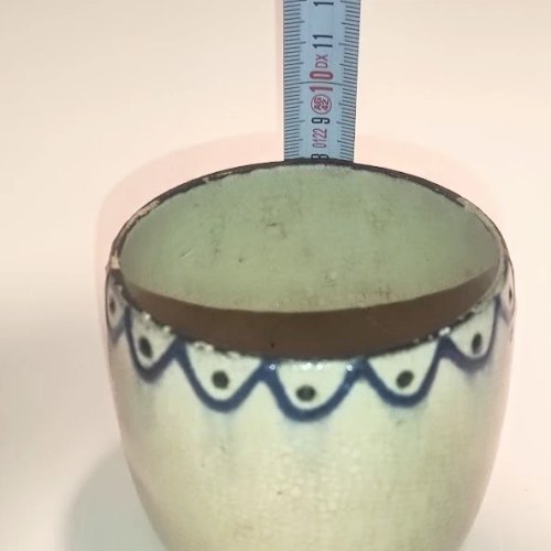 Ancien pot, vase en céramique craquelée artisanale de couleur crème