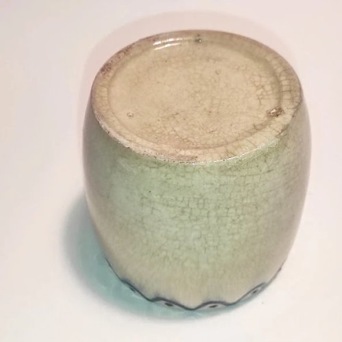 Ancien pot, vase en céramique craquelée artisanale de couleur crème