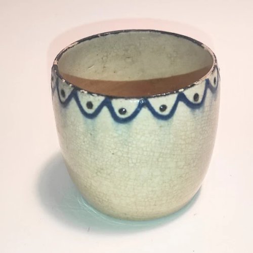 Ancien pot, vase en céramique craquelée artisanale de couleur crème