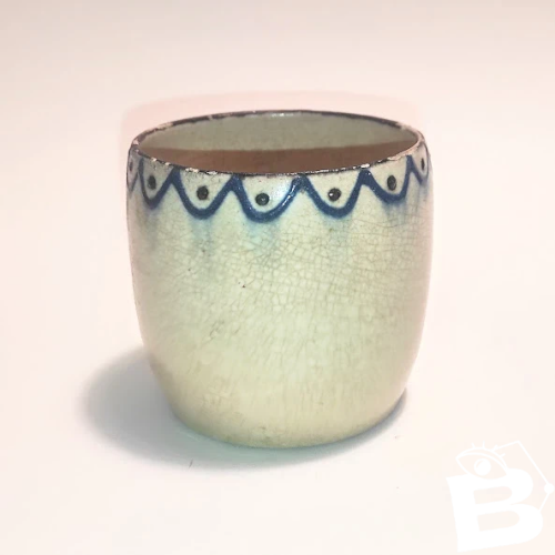 Ancien pot, vase en céramique craquelée artisanale de couleur crème