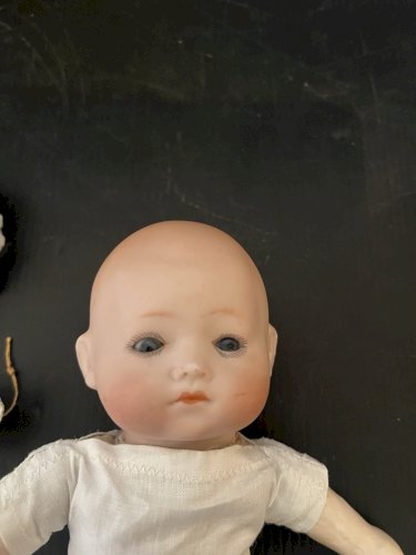 ancien poupée poupon tenue bapteme tete porcelaine numéro 13 marque H ?