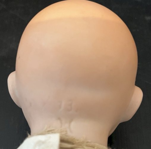 ancien poupée poupon tenue bapteme tete porcelaine numéro 13 marque H ?