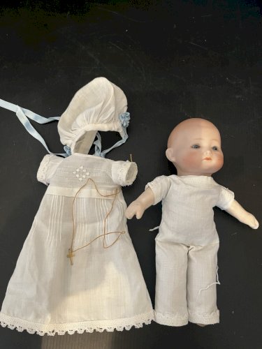 ancien poupée poupon tenue bapteme tete porcelaine numéro 13 marque H ?