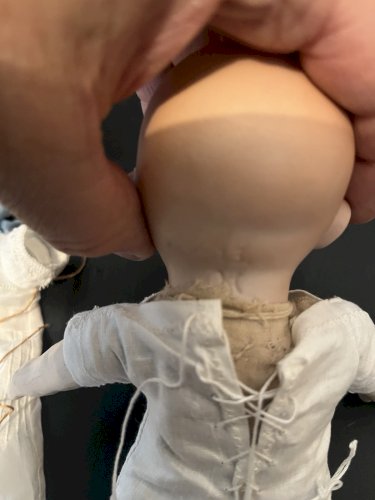 ancien poupée poupon tenue bapteme tete porcelaine numéro 13 marque H ?