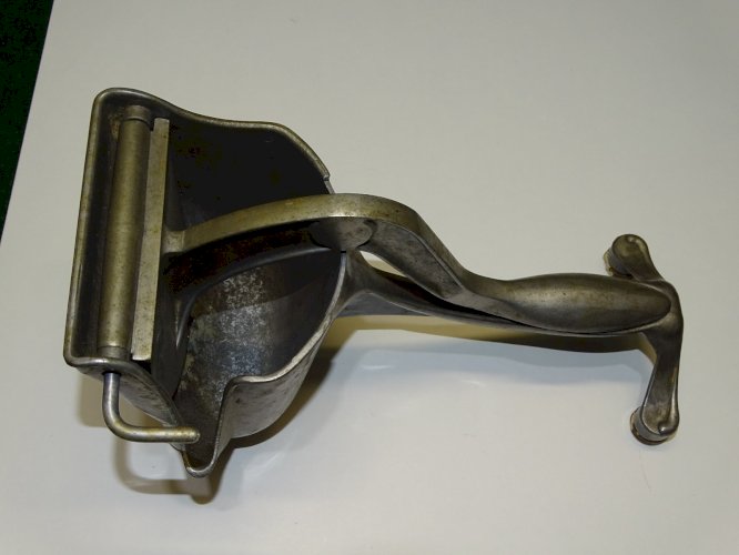 -ANCIEN PRESSE AGRUMES VINTAGE ALU SQUEEZIT TRIOMPHE DECO CUISINE COLLECTION   D