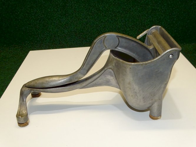 -ANCIEN PRESSE AGRUMES VINTAGE ALU SQUEEZIT TRIOMPHE DECO CUISINE COLLECTION   D