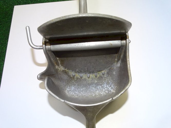 -ANCIEN PRESSE AGRUMES VINTAGE ALU SQUEEZIT TRIOMPHE DECO CUISINE COLLECTION   D