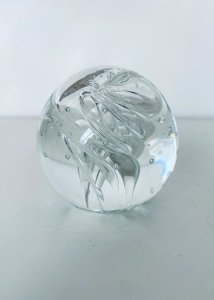 Ancien Presse-Papier Boule en Verre Soufflé Artisanal - Décor Torsadé Vintage 7,5cm