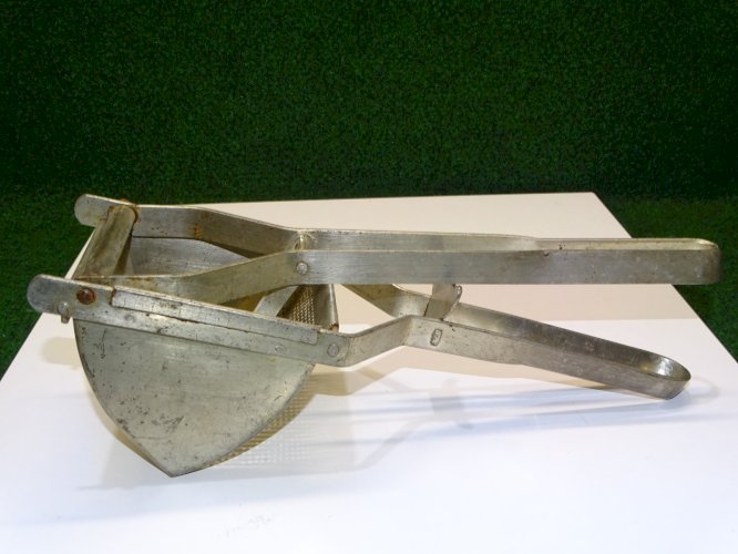 -ANCIEN PRESSE POMMES de TERRE METAL VINTAGE DECO CUISINE COLLECTION   D