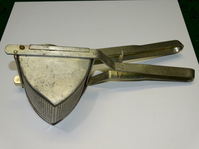 -ANCIEN PRESSE POMMES de TERRE METAL VINTAGE DECO CUISINE COLLECTION   D