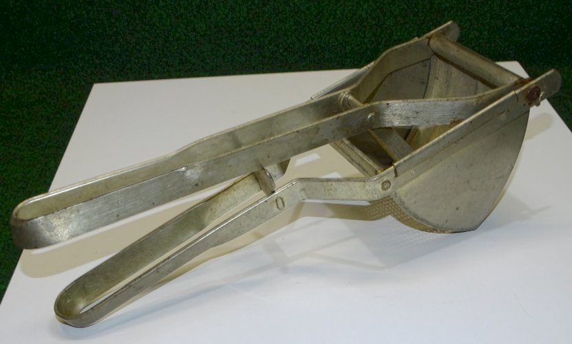 -ANCIEN PRESSE POMMES de TERRE METAL VINTAGE DECO CUISINE COLLECTION   D