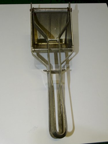 -ANCIEN PRESSE POMMES de TERRE METAL VINTAGE DECO CUISINE COLLECTION   D