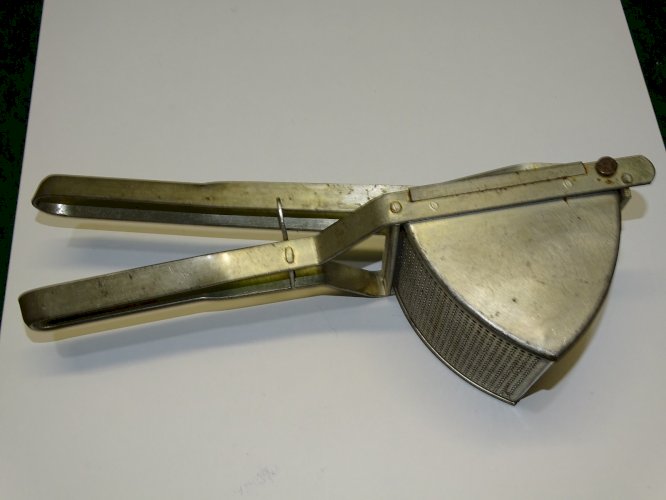-ANCIEN PRESSE POMMES de TERRE METAL VINTAGE DECO CUISINE COLLECTION   D