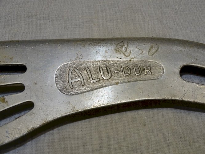 -ANCIEN PROTEGE CHAINE DE VELO MARQUE ALU DUR JUS DE GRANGE COLLECTION  D
