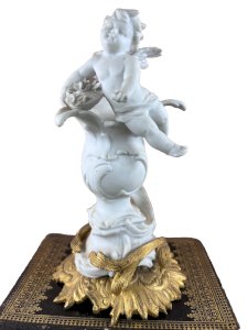 Ancien putto angelot en biscuit blanc sur socle doré – XIXe putti ange