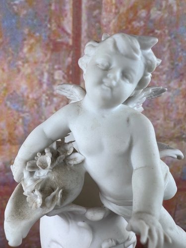 Ancien putto angelot en biscuit blanc sur socle doré – XIXe putti ange
