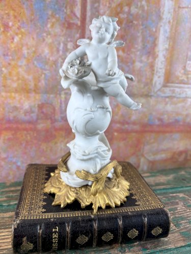 Ancien putto angelot en biscuit blanc sur socle doré – XIXe putti ange