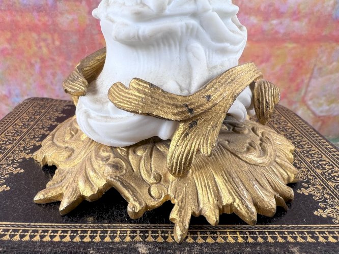 Ancien putto angelot en biscuit blanc sur socle doré – XIXe putti ange
